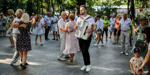 Musiker und Tanzende in einem Park