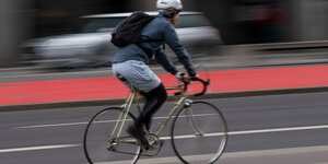 Radfahrerin mit Helm auf der Straße