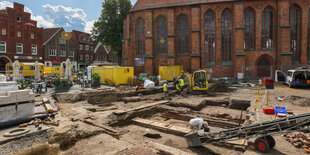 Mitarbeiter des Archäologischen Museums Hamburg nehmen auf dem Kirchvorplatz der St. Marien Kirche in Winsen Grabungen vor.