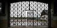 Das Eingangstor mit der Inschrift "Arbeit macht frei" an der Gedenkstätte des Konzentrationslagers Dachau
