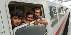 Fahren mit dem Sonderzug von München nach Dortmund: drei Geflüchtete aus Afghanistan.