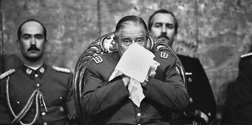 Augusto Pinochet schnäuzt sich in ein Taschentuch