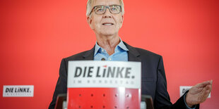 Dietmar Bartsch vor Pult Die Linke