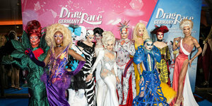 Der Cast der Show, Drags in bunten Kleidern und Perücken posieren auf dem Teppich vor der Premiere des Fernsehwettbewerbs «Drag Race Germany».