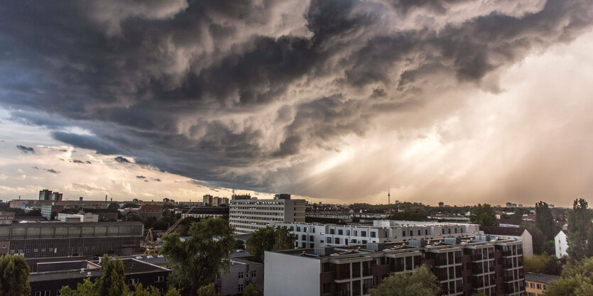 Dicke Regenwolken über Berlin