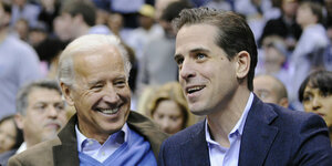Joe Biden und sein Sohn Hunter. Zwei weiße Männer, die nebeneinander stehen und lachen