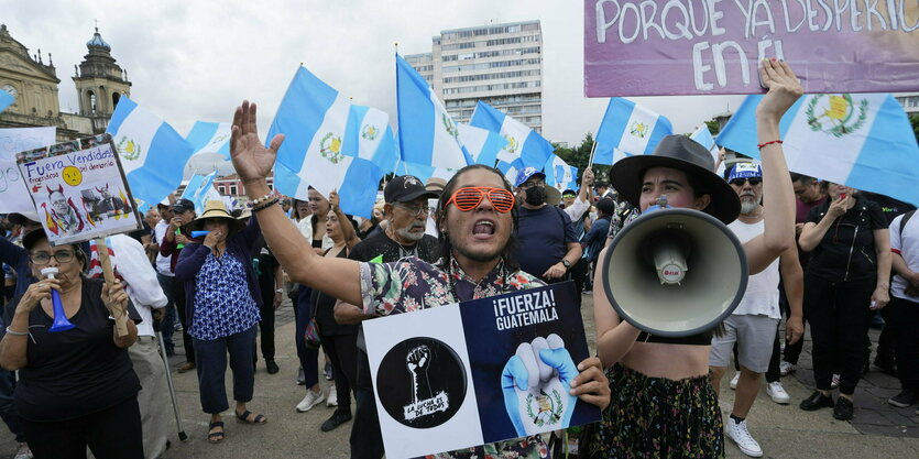 Frauen mit Megafon un Plakaten