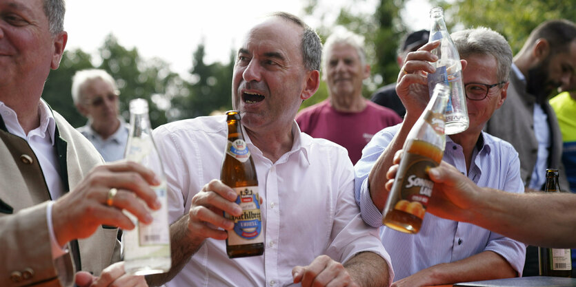 Hubert Aiwanger mit einer Bierflasche in der Hand am 3. September in Grattersdorf in Bayern