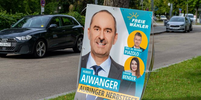 Wahlkampfplakat von Aiwanger auf der Straße