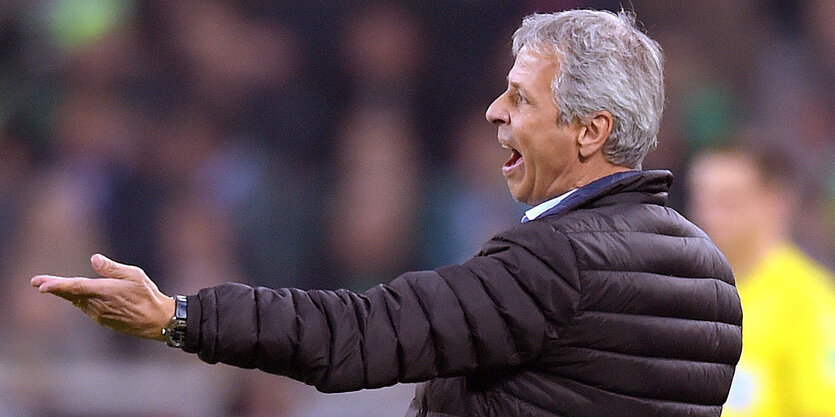 Trainer Lucien Favre mit einer Geste der Unzufriedenheit