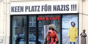 Anti-Nazi-Statement über dem Eingang des Hamburger Ohnsorg-Theaters