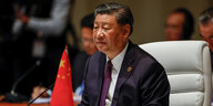 Xi Jinping an einem Tisch