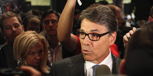 Rick Perry, umgeben von Presseleuten.