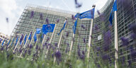 Flaggen vor der EU-Kommission in Brüssel.
