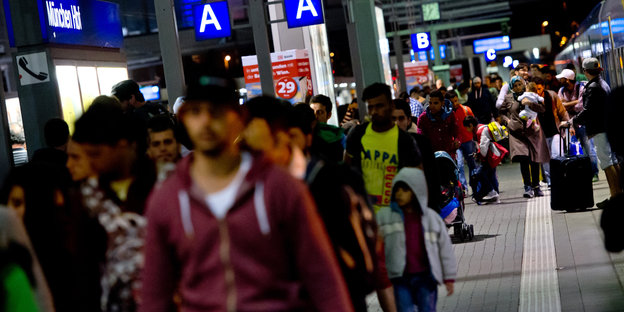 Flüchtlinge an einem Bahnsteig am Münchner Hauptbahnhof