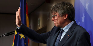 Puigdemont im Profil hebt seine Hand