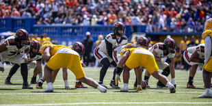 American Football-Spieler vor Anpfiff in der Startaufstellung