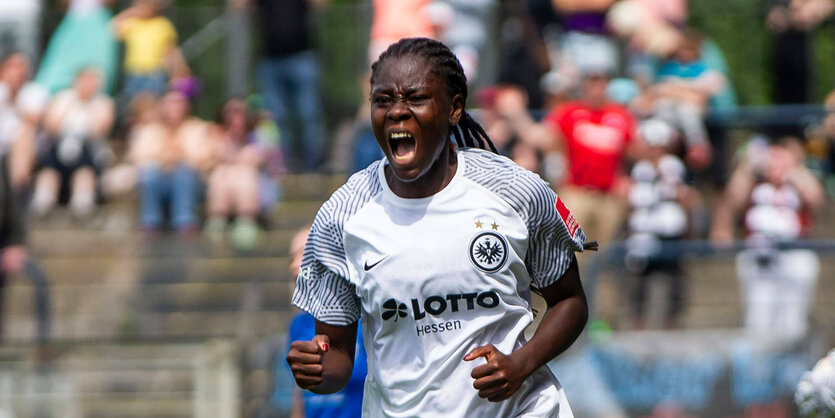 Nicole Anyomi im Trikot von Eintracht Frankfurt beim Torjubel