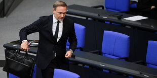 Lindner vor mehreren Stühlen