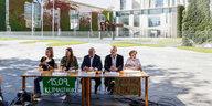 Tisch mit 5 Personen vor dem Bundeskanzleramt
