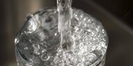 Wasser fließt in ein Glas