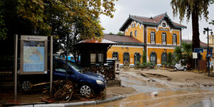 Ein vom Unwetter weggeschwemmtes Auto vor dem Bahnhof in Volos.