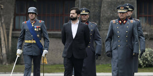 Gabriel Boric acompañado de militares en uniforme