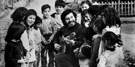 Victor Jara singt mit Kindern