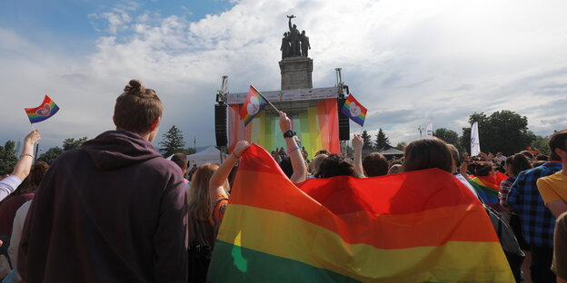 Regenbogenfahne vor einem Denkmal in Sofia