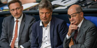 Lindner, Habeck und Scholz auf blauen Sitzen im Bundestag