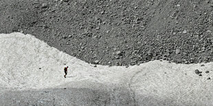 Einsamer Wanderer auf Geröll