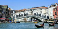 Ansicht von Venedig: Canale Grande mit der Rialtobrücke und Gondeln