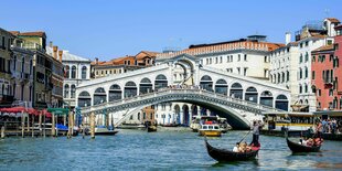 Ansicht von Venedig: Canale Grande mit der Rialtobrücke und Gondeln