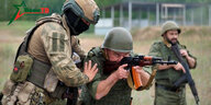 Ein Wagner-Kämpfer beim Training eines belarussichen Soldaten