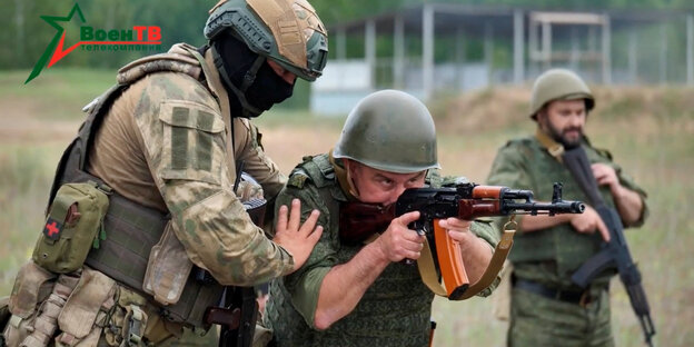 Ein Wagner-Kämpfer beim Training eines belarussichen Soldaten