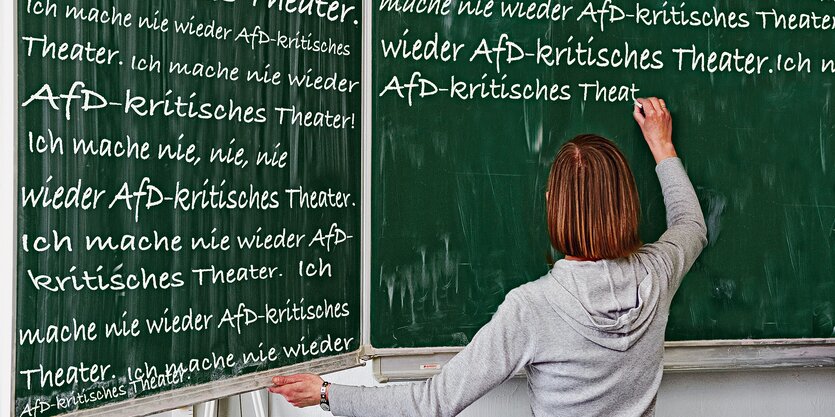 Jemand schreibt an eine Tafel: Ich mache nie wieder AfD-kritisches Theater.