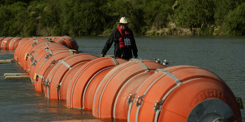 Oranage Palstikbojen in einem Fluss