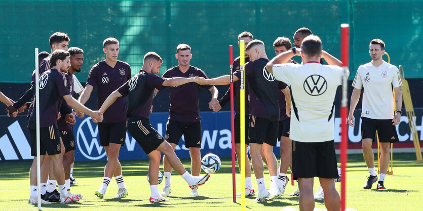 Bundestrainer Hansi Flick leitet eine Trainingsübung