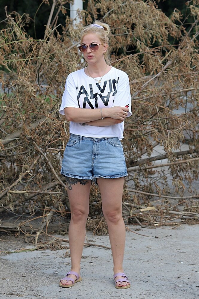 Frau mit Jeansshorts und Sonnenbrille