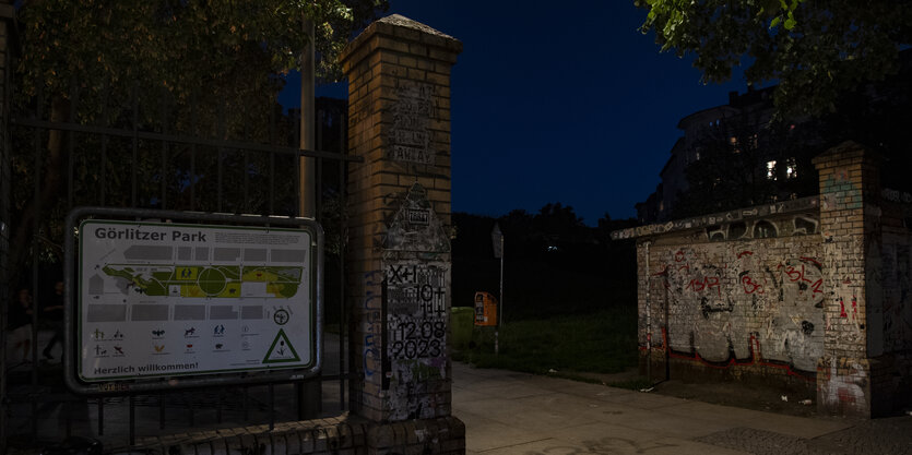 Nur spärlich beleuchtet ist die Görlitzer Straße, die direkt am Görlitzer Park vorbeiführt