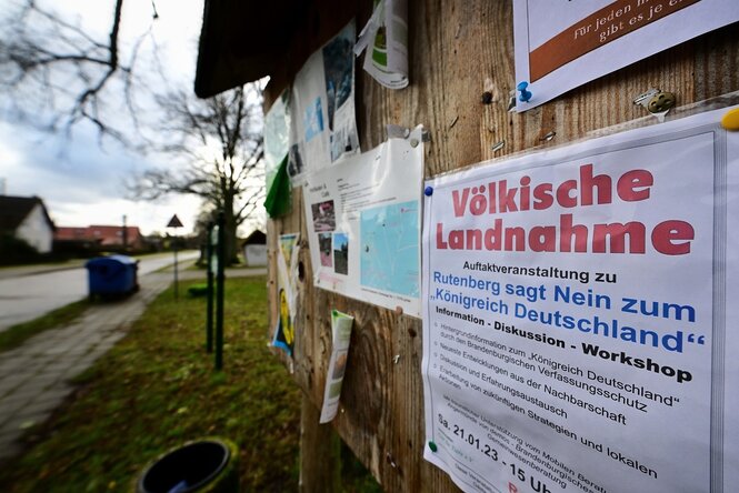 Eine Anzeigentafel mit Flugblättern im brandenburgischen Rutenberg