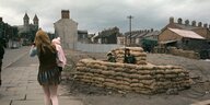 Strassenszene mit Sandsäcken in Belfast, Archivaufnahme aus dem Jahr 1970