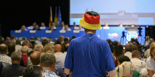 Ein mann mit schwarz-rot-goldenem Hut auf dem Parteitag der AfD