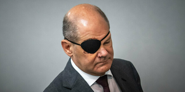 Olarf Scholz mit Augenklappe