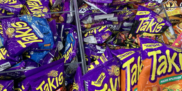 Viele lilafarbene Chipstüten der Marke Takis
