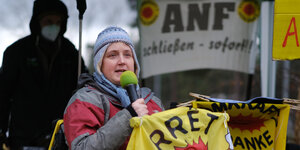 Die französische Anti-Atom-Aktivistin Cécile Lecomte spricht vor der Brennelementefabrik Lingen auf der Demo 2022 für die Stilllegung aller Atomanlagen.