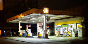 eine Shell-Tankstelle bei Nacht