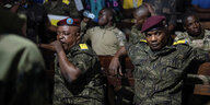 Zwei kongolesische Militärs in Uniform