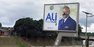 unleserliche Werbetafel des gabunischen Präsidenten Ali Bongo Ondimba in Libreville Gabun