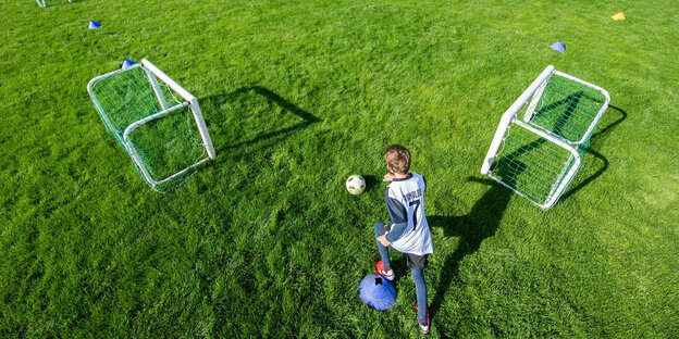 Ein Fußballfeld für Kinder mit zwei kleinen Toren